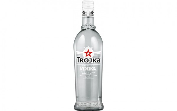 Rein, elegant und klar, so präsentiert sich die Trojka-Familie. Aus hochwertigem Getreide gebrannt, 3-fach destilliert, mit bestem Wasser reduziert und über einen zwölffachen Schichtenfilter filtriert, garantiert dieser Vodka höchsten Genuss – pur und eis